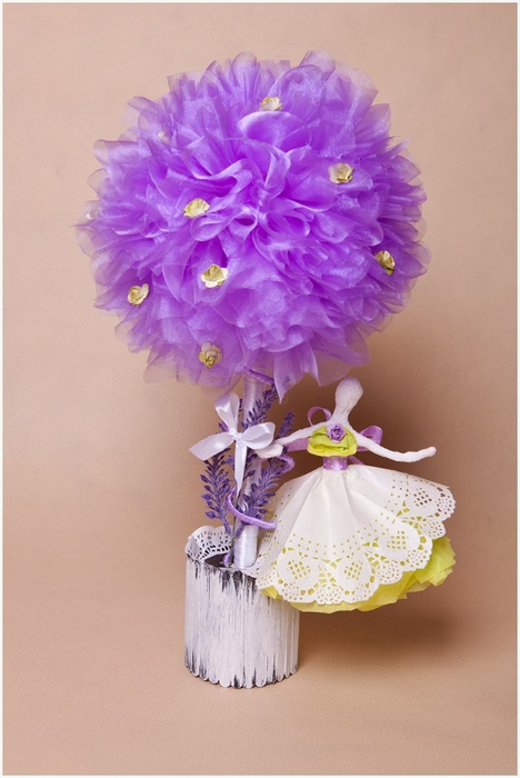 Топиарий из сизали и цветов. Фото