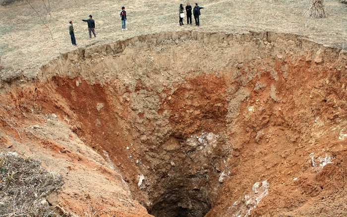 Карстовые воронки, кратеры и обрушения дорог