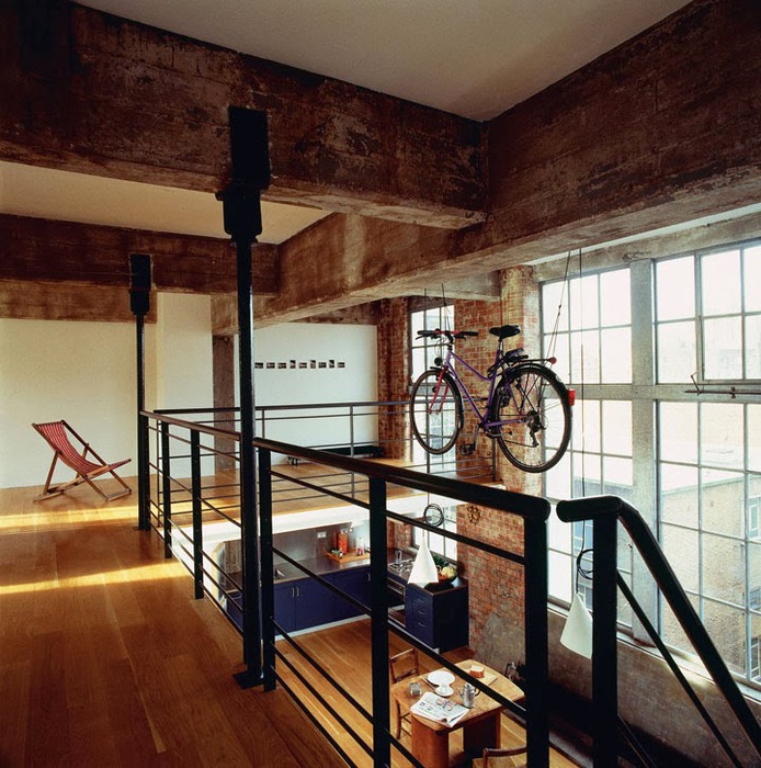 industrial-manhattan-loft-ideas-summers-street-with-metal-balustrade-and-exposed-brick-wall-decor (694x700, 167Kb)