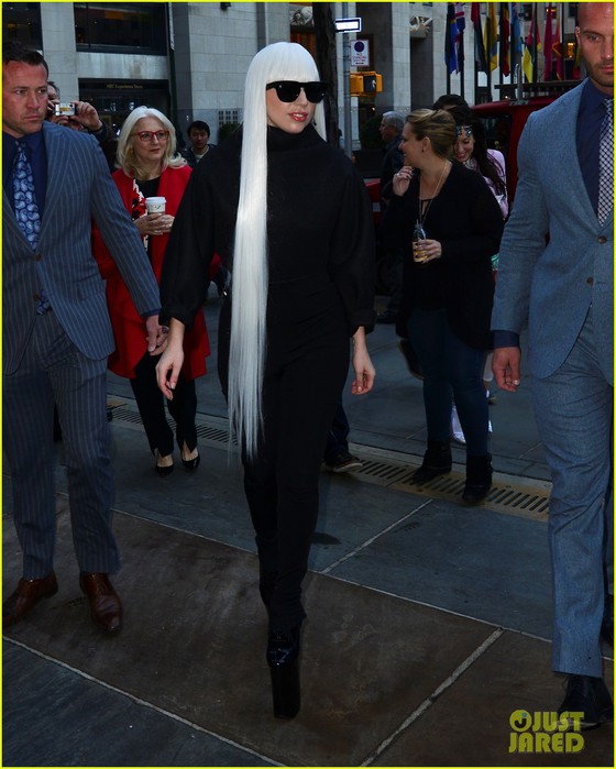 lady-gaga-gives-her-fans-a-special-preview-at-guy-video-03 (560x700, 91Kb)