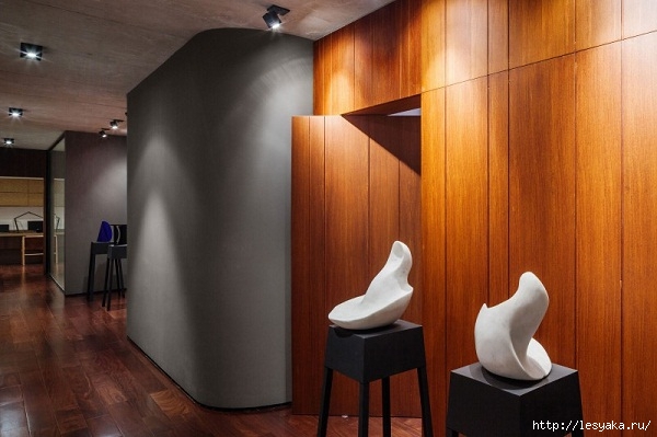 modern-home-interior-wood-panelled-wall-art-sculptures-Casa-Planalto (600x399, 133Kb)