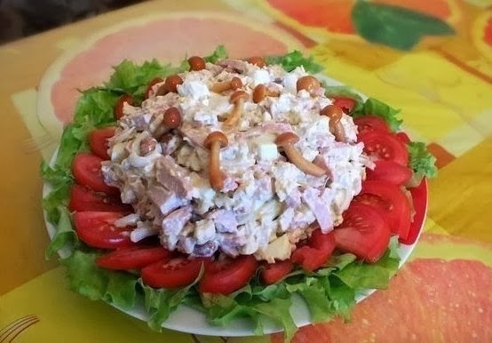 Салат мужской каприз рецепт с ветчиной и грибами и огурцами Салат мужской каприз рецепт с ветчиной и грибами и огурцами