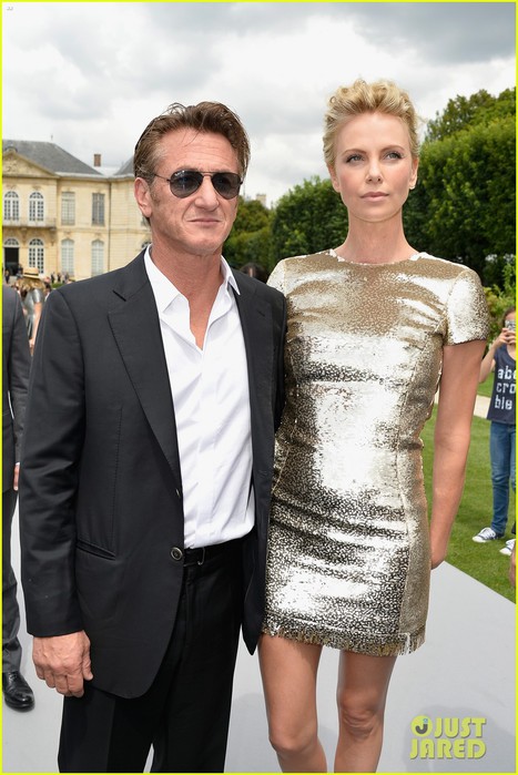 charlize-theron-sean-penn-christian-dior-fashion-show-14 (467x700, 93Kb)