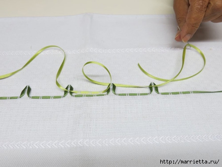 Как украсить полотенце вышивкой лентами. 4 мастер-класса (13) (450x338, 75Kb)