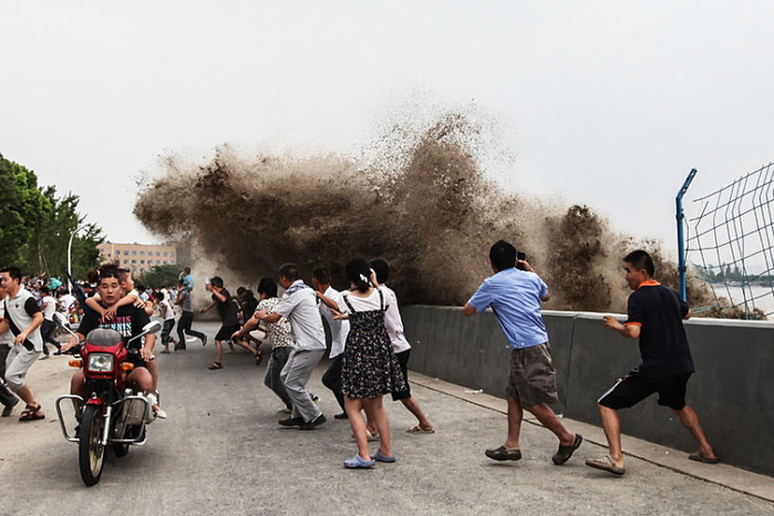 Приливная волна в реке Цяньтан, Ханчжоу, Китай