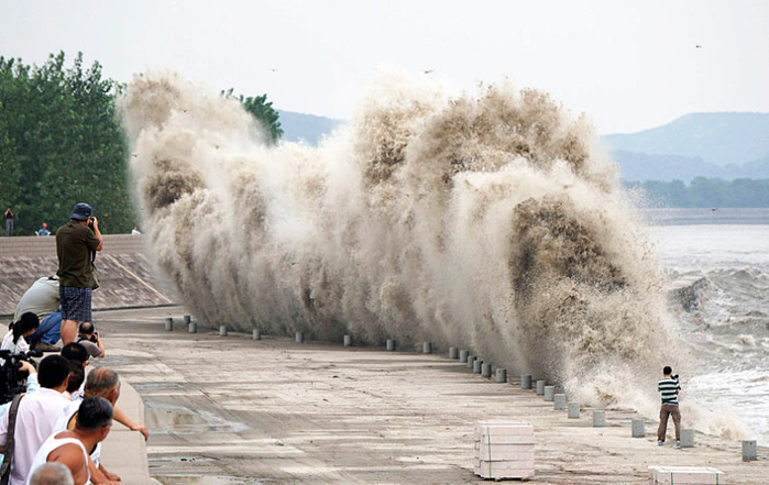 Приливная волна в реке Цяньтан, Ханчжоу, Китай