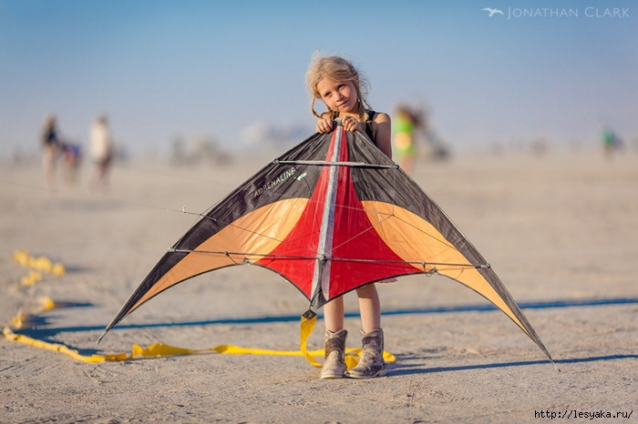 8514260-R3L8T8D-1000-burning-man-2013-cargo-cult-black-rock-city-jonathan-clark-dota-girl-with-kitie (700x466, 214Kb)