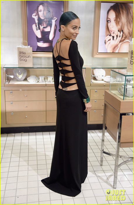 nicole-richie-brings-sexyback-to-bloomingdales-03 (459x700, 79Kb)