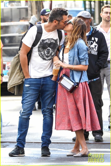 jessica-alba-cash-warren-pack-on-pda-in-nyc-05 (466x700, 105Kb)