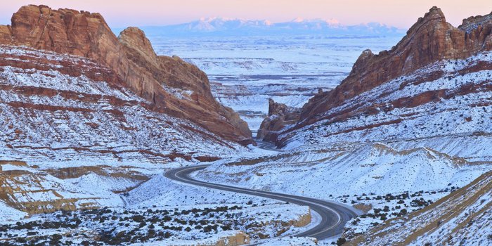 3085196_theinterstate70whichrunsthroughutahismostbeautifulinwinterespeciallywhenitwindsitswaythroughthesnowcoveredspottedwolfcanyon (700x350, 95Kb)