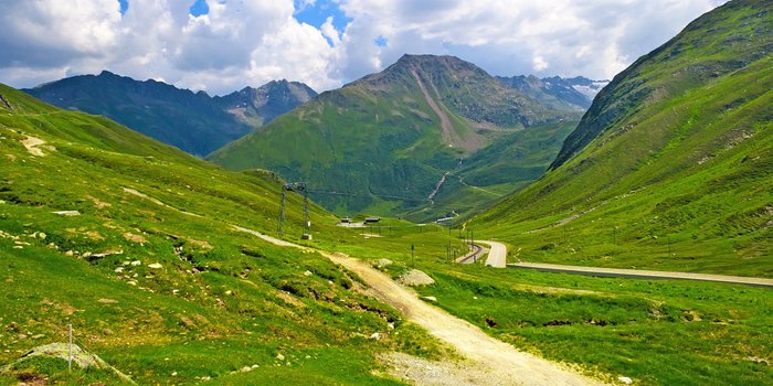 3085196_theoberalppassinswitzerlandisamountainroadintheswissalpsthatis6706feetabovesealeveltheroadisonlyopenduringthesummerbutinthewinteryoucantakeatrainrideacrossthepass (700x350, 76Kb)