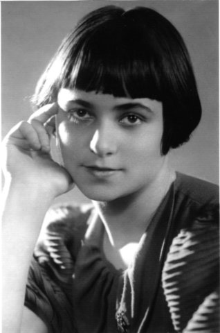 Роза Тамаркина  в 1937 (318x480, 23Kb)