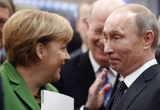 Путин и канцлер ФРГ Ангела Меркель - Тю! Офуела шоли! (640x439, 198Kb)