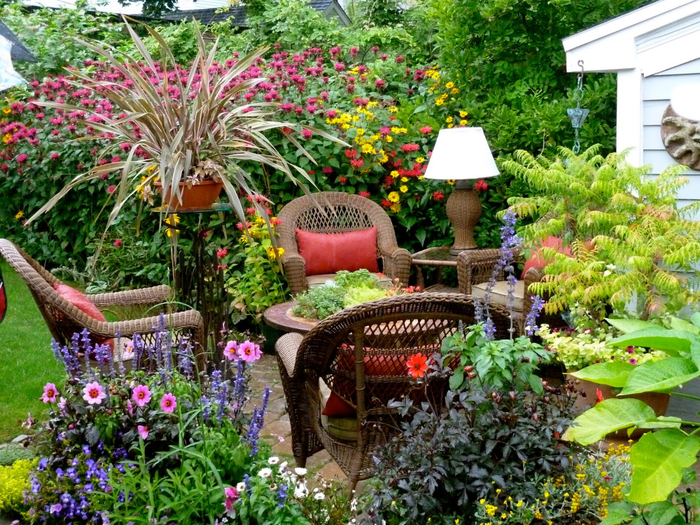 Beautiful-simple-backyard-flower-garden-design-with-rattan-chair-and-colorful-shrubs (700x525, 597Kb)