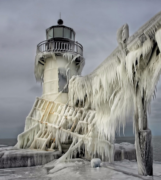 Lighthouse o n Lake Michigan (624x700, 316Kb)