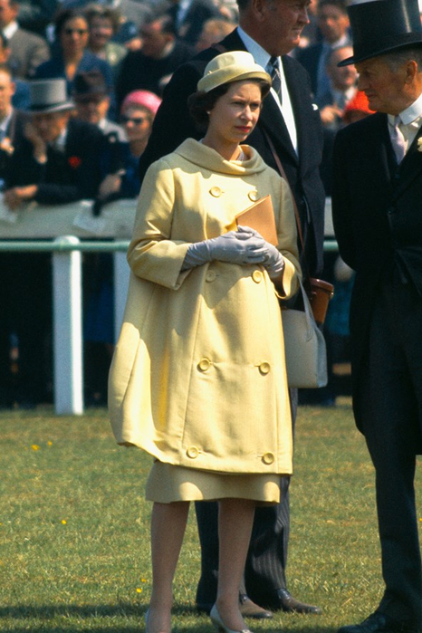 1-the-queen-1960-vogue-26oct15-getty_b_592x888 (466x700, 359Kb)