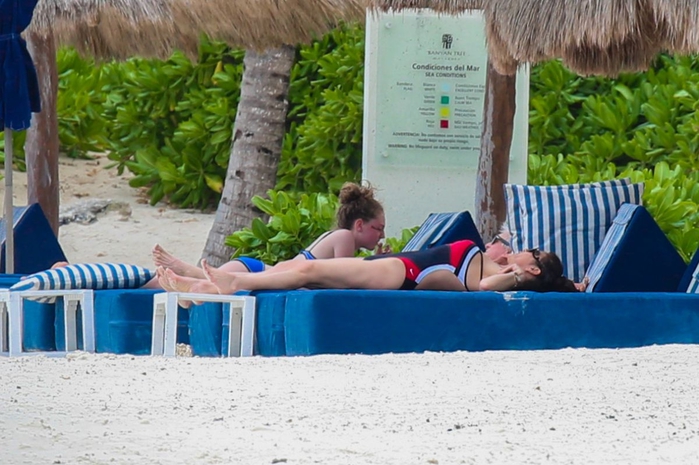 catherine-zeta-jones-in-a-swimsuit-as-she-relaxes-on-the-beach-in-cancun_2 (700x465, 249Kb)