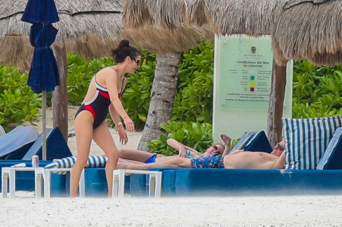 catherine-zeta-jones-in-a-swimsuit-as-she-relaxes-on-the-beach-in-cancun_8 (700x466, 256Kb)