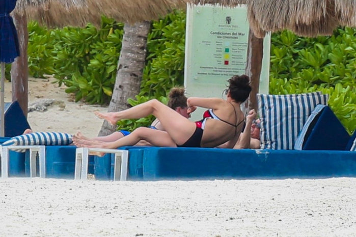 catherine-zeta-jones-in-a-swimsuit-as-she-relaxes-on-the-beach-in-cancun_10 (700x466, 239Kb)