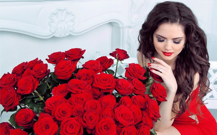 Beautiful-girl-glamour-looks-with-red-roses (700x437, 112Kb)