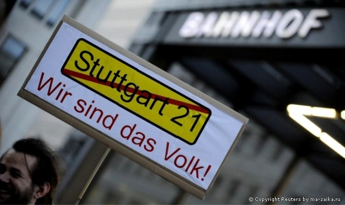 Несколько тысяч человек сплотились против сноса вокзала и парка, чтобы освободить место для Штутгарт 21 станции метро, 30 сентября - 2 октября 2010 года.