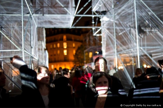 Уличный фестиваль искусств 'Nuit Blanche' ('Белая ночь') в Париже, 2-3 октября 2010 года.