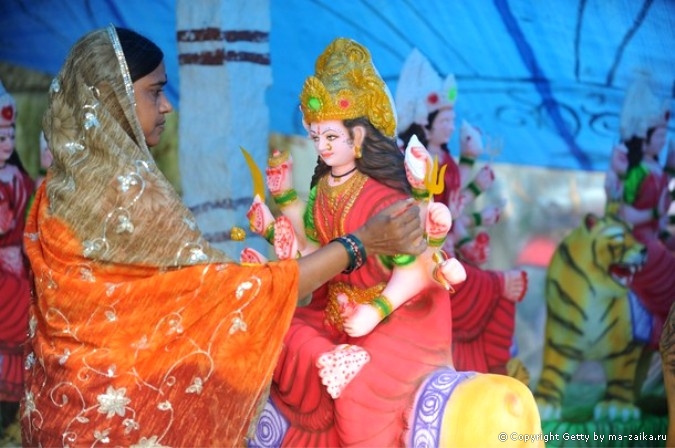 Подготовка к индусскому празднику Дурга Пуджа (Durga Puja) в Силигури, 6 октября 2010 года.