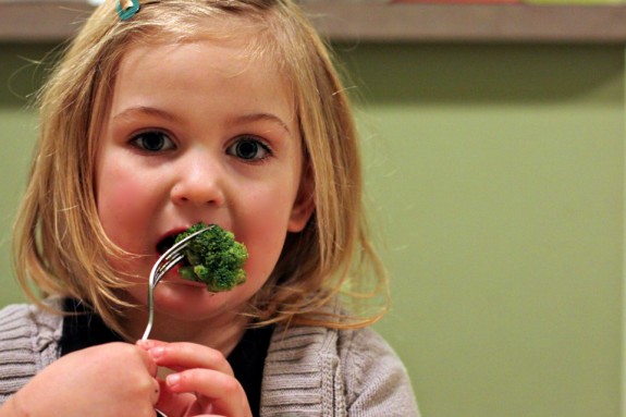 child-eating-broccoli (575x383, 54 Kb)