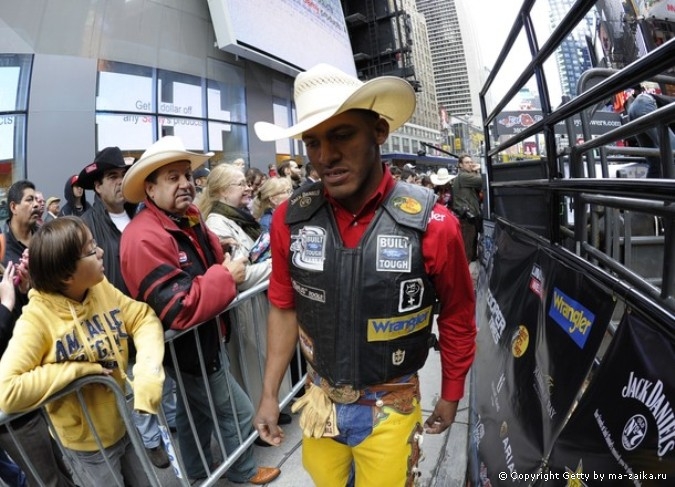 Профессиональные Bull Riders (PBR) на Таймс-сквер в Нью-Йорке, 15 октября 2010 года.