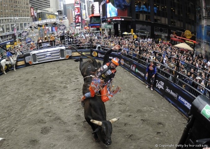 Профессиональные Bull Riders (PBR) на Таймс-сквер в Нью-Йорке, 15 октября 2010 года.