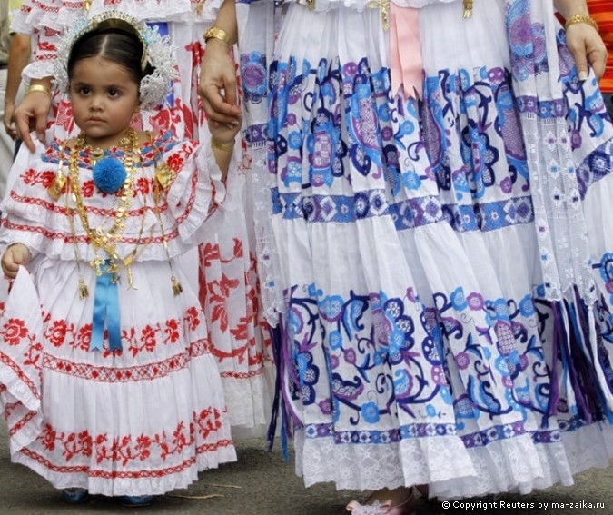 Парад в поллера (pollera) костюмах в Лас-Табас, Панама, 6 ноября 2010 года. 