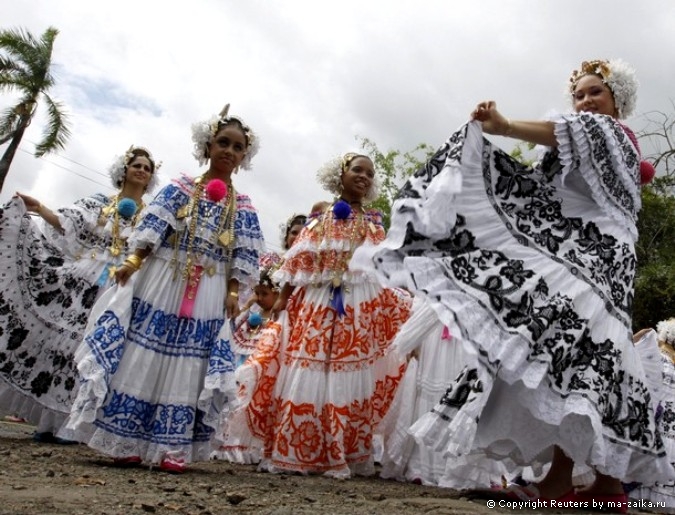 Парад в поллера (pollera) костюмах в Лас-Табас, Панама, 6 ноября 2010 года. 