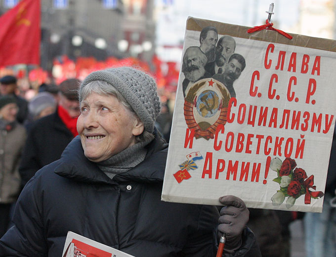 Митинг КПРФ по случаю 93-ей годовщины большевистской революции 1917 года в центре Москвы, 7 ноября 2010 года.