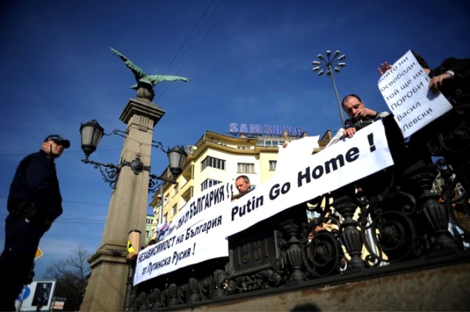 Акция протеста против визита премьер-министра России Владимира Путина в Софию, Болгария, 13 ноября 2010 года.