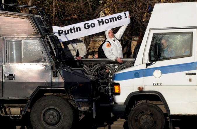 Акция протеста против визита премьер-министра России Владимира Путина в Софию, Болгария, 13 ноября 2010 года.