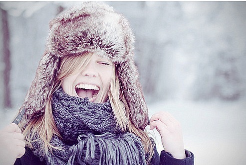 фото девушки зимой со снегом на аву