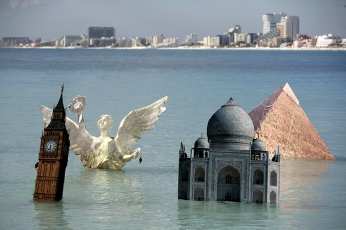 Гринпис погрузил известные достопримечательности в океан, Канкун, Мексика, 8 декабря 2010 года. 