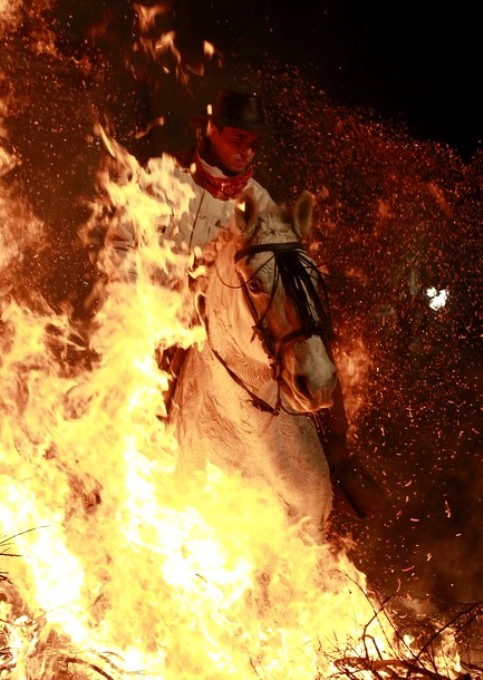 Luminarias в деревне Сан-Бартоломе-де-лос Пинарес, около 100 км (62 мили) к северо-западу от Мадрида, 16 января 2011 года.