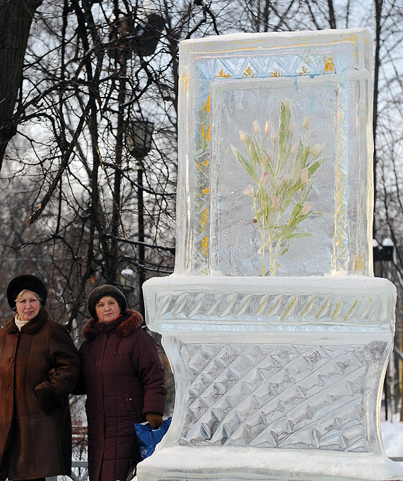 В Сокольниках заморозили цветы и готовят ледяного мамонта