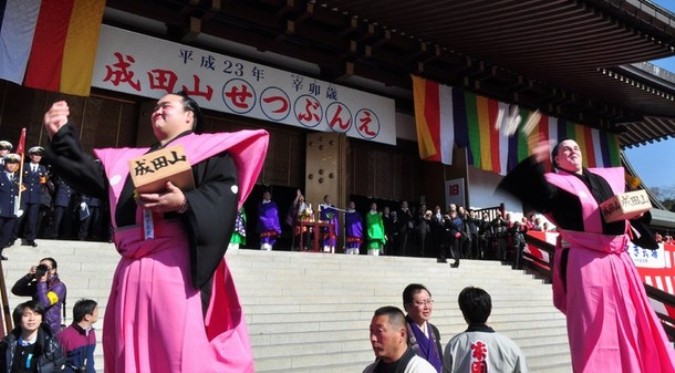 Ежегодный Сэцубун фестиваль (Setsubun Festival) в храме Sojiji в Иокогаме, пригород Токио, 3 февраля 2011 года.