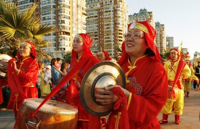 Танец дракона в Винья дель Мар (Vina del Mar), Чили, 3 февраля 2011 года.