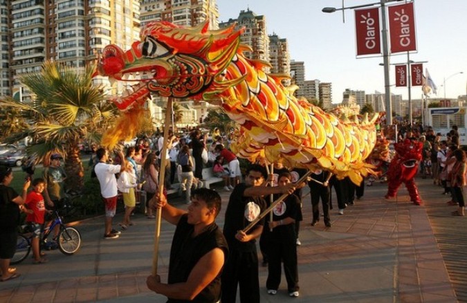 Танец дракона в Винья дель Мар (Vina del Mar), Чили, 3 февраля 2011 года.