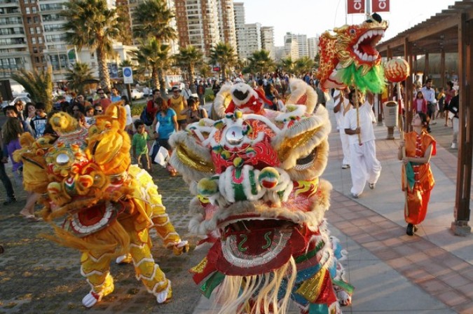 Танец дракона в Винья дель Мар (Vina del Mar), Чили, 3 февраля 2011 года.