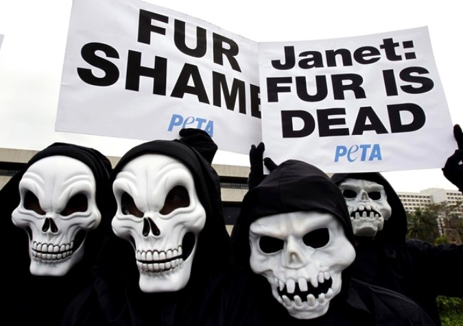 Протест PETA против меха, Манила, Филиппины, 4 февраля 2011 года.