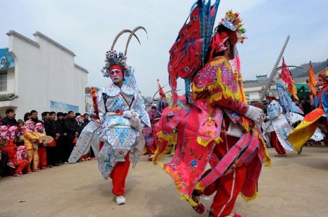 Танец лошади ('gallopping horse' dance) в честь лунного Нового года в городе Уху, в восточной провинции Аньхой.