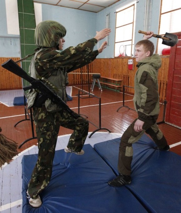 Экзаменационная сессия на защитника Отечества в студенческом военном клубе "Скорпион" в Дивногорске, около 38 км к югу от Красноярска, 23 февраля 2011 года.