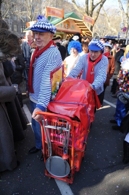 Праздничный настрой в Дюссельдорфе, Германия, 6 марта 2011 года.