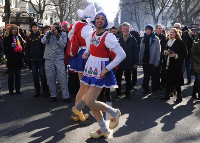 Праздничный настрой в Дюссельдорфе, Германия, 6 марта 2011 года.