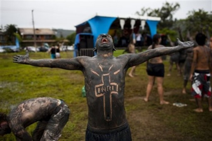 Блоко де Лама или Грязный карнавал ('Bloco da Lama' or Mud Block carnival) в Парати, Бразилия, 4-8 марта 2011 года.