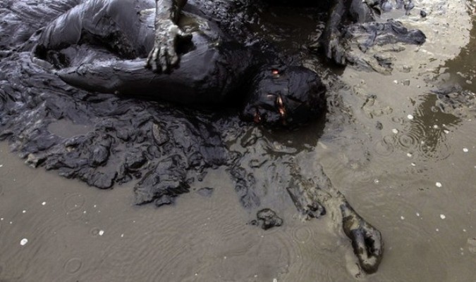 Блоко де Лама или Грязный карнавал ('Bloco da Lama' or Mud Block carnival) в Парати, Бразилия, 4-8 марта 2011 года.